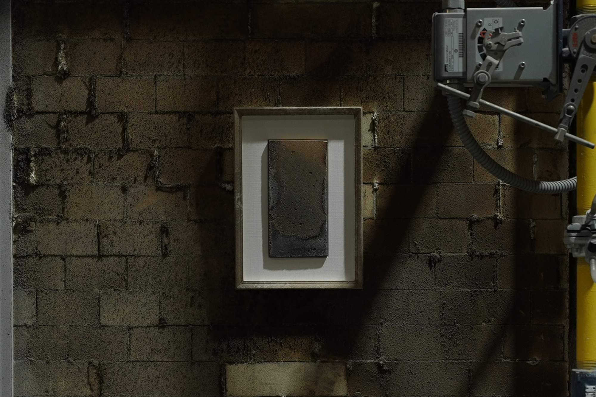 煉瓦の壁に額縁