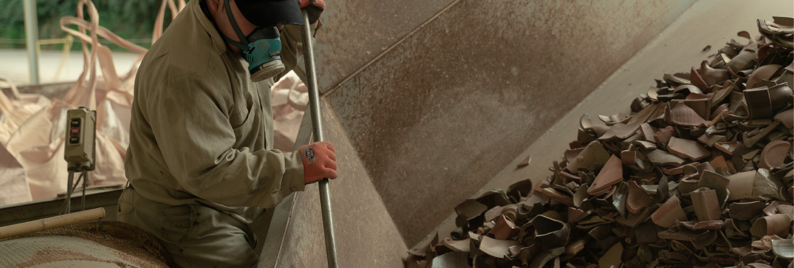 陶器くずと作業員