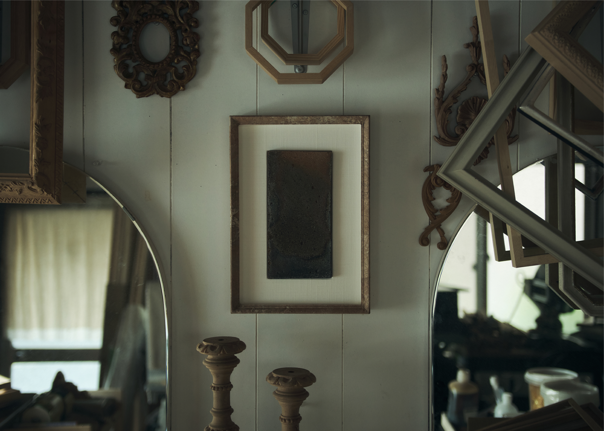 室内に飾られた額縁