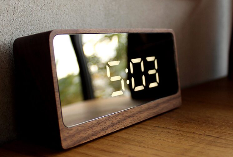 おすすめ⑦木製のおしゃれな卓上時計